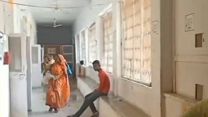 सीधी: बदहाल स्वास्थ्य सेवाएं,बिना डॉक्टर के चल रहा अस्पताल,देखें हाल