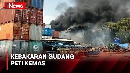 Kobaran Api Hanguskan Gudang Peti Kemas di Cilincing