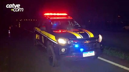 Motorista perde o controle carro para no canteiro central da rodovia