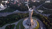 Kiev, il tridente al posto dello stemma sovietico sulla statua della Madre Patria