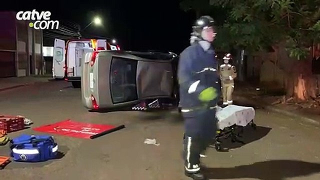 Carro capota após bater em árvore no Centro de Cascavel