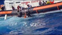 Il salvataggio dei migranti al largo di Lampedusa, le immagini