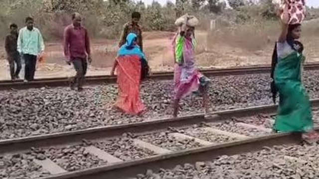 उमरिया: जान जोखिम मे डालकर रेलवे लाइन पार करने को मजबूर लोग,जाने वजह