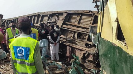 Pakistan: Train carriages strewn across tracks after derailment in Sindh