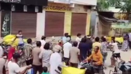 मांडल: खाद की लाइन को लेकर आपस में ही भिडे़ किसान, देखिए Live वीडियो