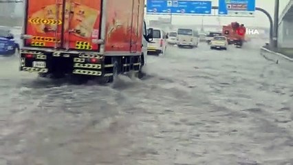 Şiddetli yağış hayatı felç etti