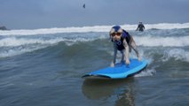 En Californie, des chiens s'affrontent lors des championnats du monde de surf canin