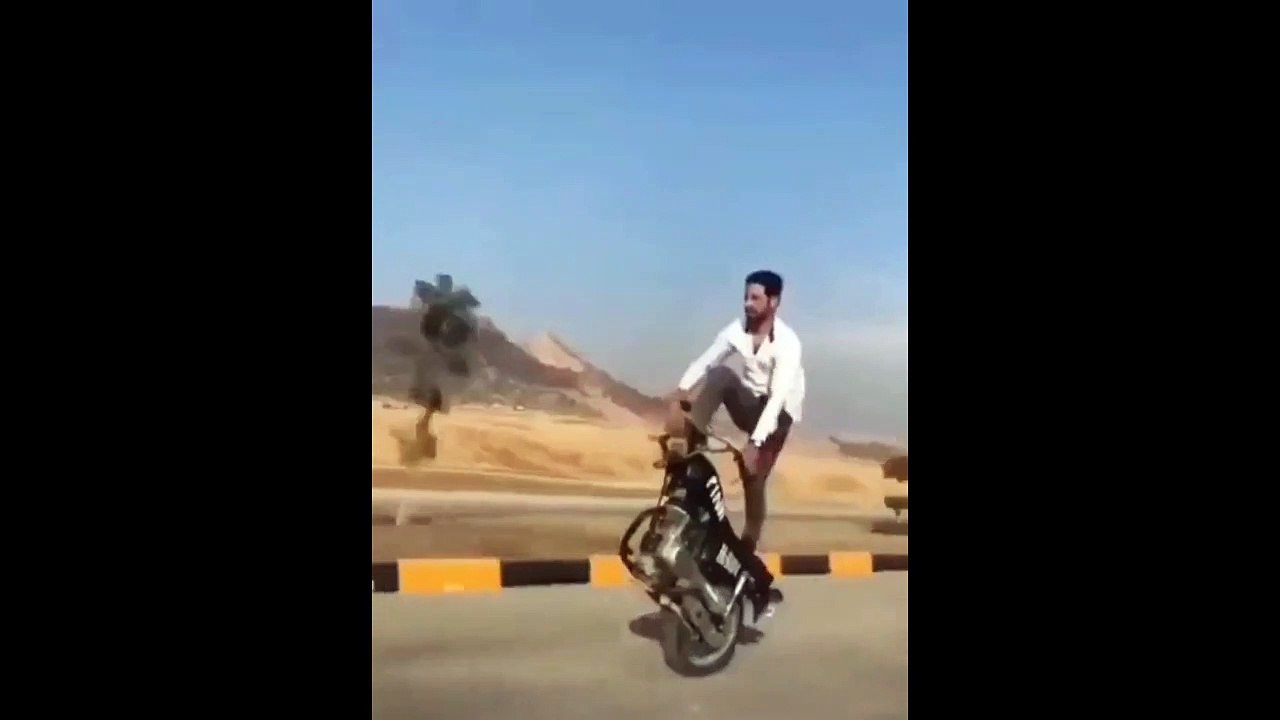 Faire de la moto sans roue avant... tendu et risqué