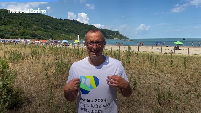 Notte delle Candele a Pesaro, il sindaco Ricci presenta le t-shirt in regalo con il Resto del Carlino