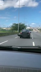 Motorista coloca em risco segurança de veículos trafegando com para-choque solto