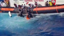 이탈리아 남부 해역서 난민선 침몰...2명 사망·30여명 실종 / YTN