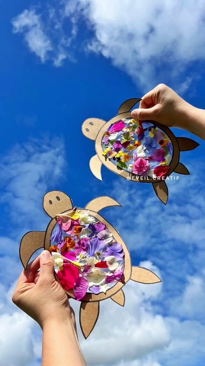 Tortue fleurie   Une activite simple ou l’on a pris beaucoup de plaisir a la faire !  Du papier craft, mais mieux du carton, du scotch et des fleurs pour des tortues trop mignonnes.