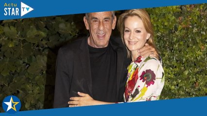 PHOTOS Thierry Ardisson bien accroché à sa lumineuse Audrey Crespo-Mara pour applaudir Véronique San