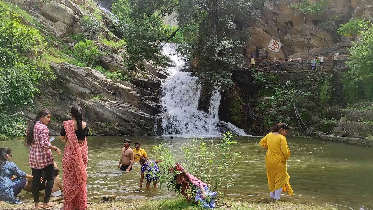 Video...100 फीट ऊंचे तालाब से बहता झरना