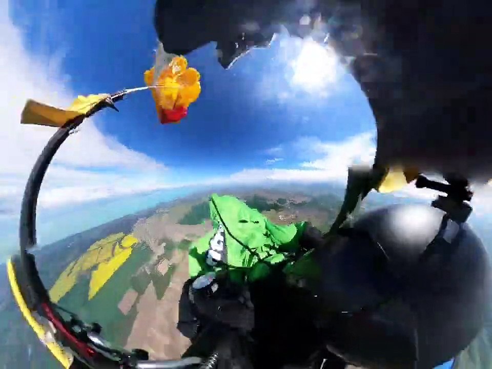 Un parachute de secours sauve la vie d'un pilote de wingsuit