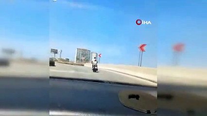 Le voyage dangereux de la petite fille à moto est filmé