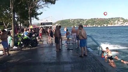 Des citoyens accablés par la chaleur à Istanbul se sont rafraîchis sur la plage