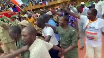 Nijer'de cuntaya verilen 1 haftalık süre doldu! Yanıt olarak on binlerce kişi stadyumu doldurarak darbeye destek verdi