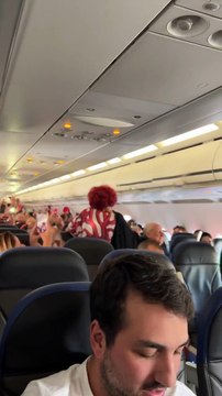 Alcione surpreende passageiros e faz 'show' em avião após atraso na decolagem; veja vídeo