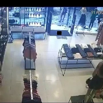 Câmera flagra mulher furtando peruca de manequim de loja