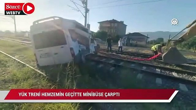 Yük treni hemzemin geçitte minibüse çarptı