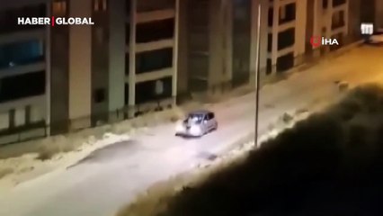 Elazığ’da ilginç anlar: Akılalmaz araç seyahati kamerada