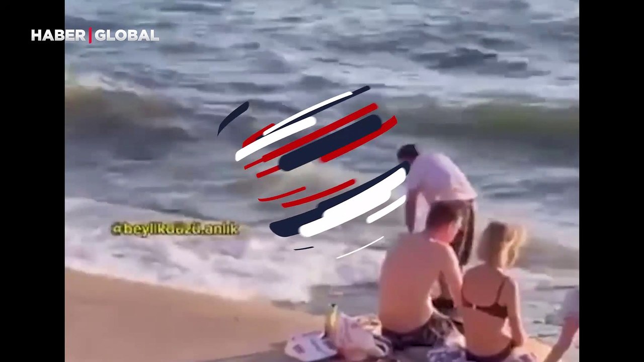 Beylikdüzü Gürpınar sahilinde bir kişi dalgaların arasında namaz kıldı