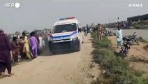 Deraglia un treno in Pakistan, decine di morti