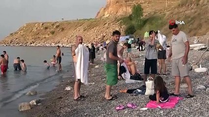 Les citoyens accablés par la chaleur ont afflué au lac de Van