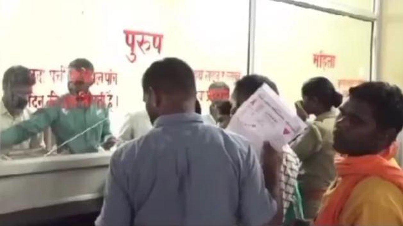 महराजगंज: जिला अस्पताल के चिकित्सक लिख रहे मरीजों को बाहर की दवा, देखें वीडियो