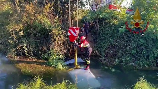 Schianto tra due auto, una finisce nel canale: 4 feriti, uno grave