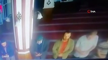 Cami içinde bayılan vatandaşa cemaatten ilk müdahale