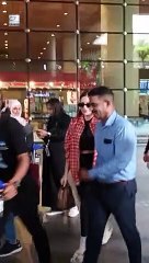 Kanika kapoor इस हॉट लुक में एयरपोर्ट पर हुईं स्पॉट