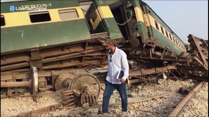 Descarrila un tren al sur de Pakistán causando al menos 30 muertos