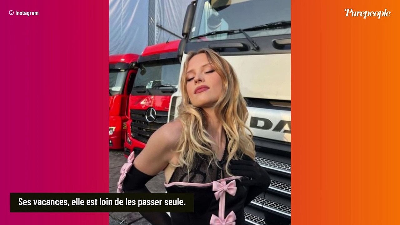 PHOTO Angèle topless, la chanteuse prend la pose avec son adorable petit compagnon
