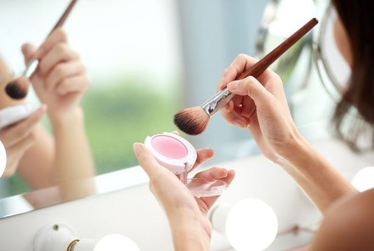 « Airbrush blush » : voici l'astuce pour un teint de poupée des plus naturels
