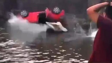 Live: कार में सवार थी बच्ची और तभी कुंड में समा गई गाड़ी, खौफनाक है Video