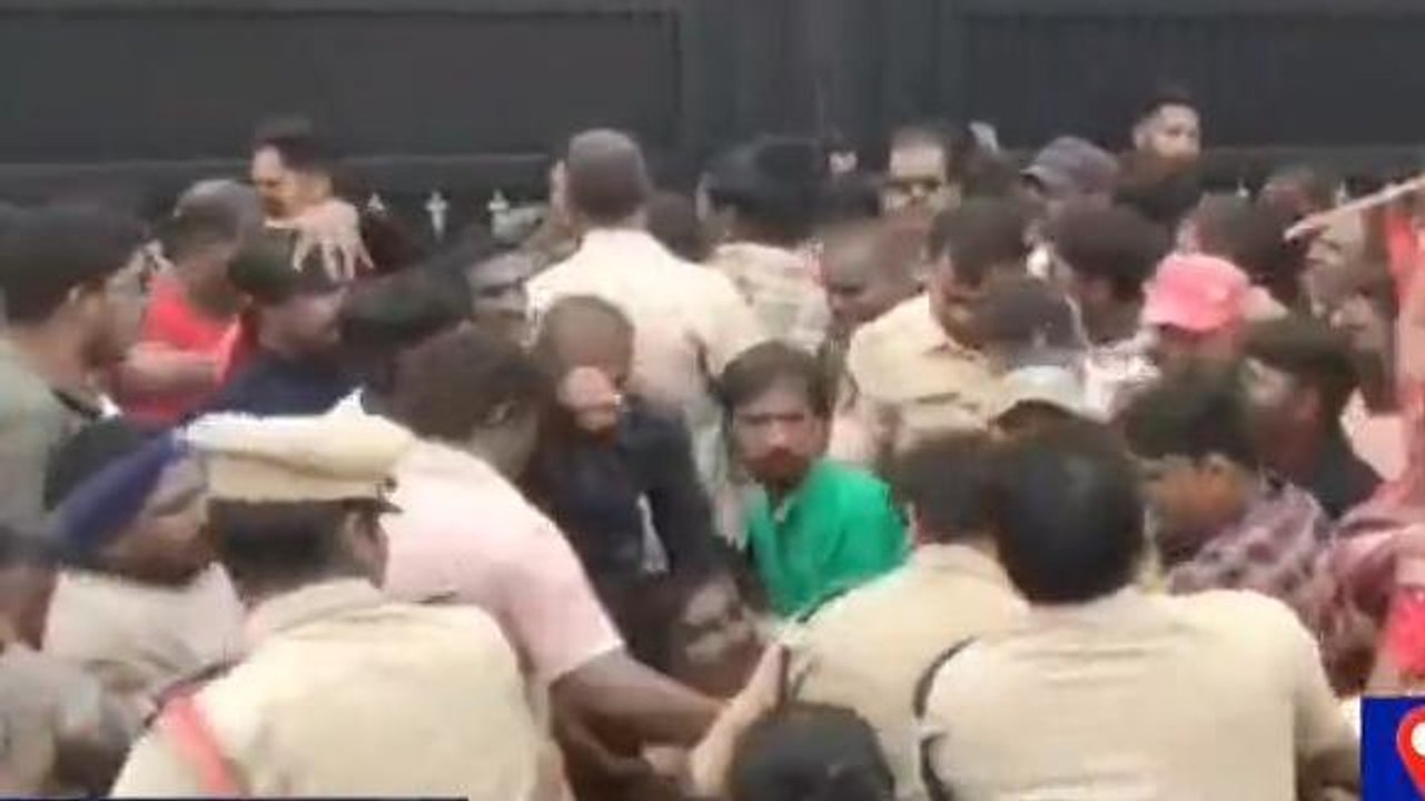 మన్యం జిల్లా: పార్వతీపురం కలెక్టరేట్ వద్ద ఉద్రిక్తత