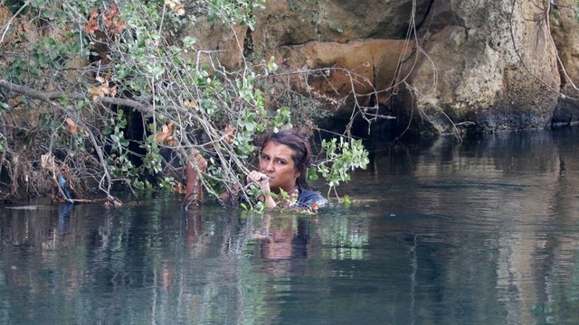 Düştüğü su kanalında ağaç dalına tutunarak hayatta kaldı
