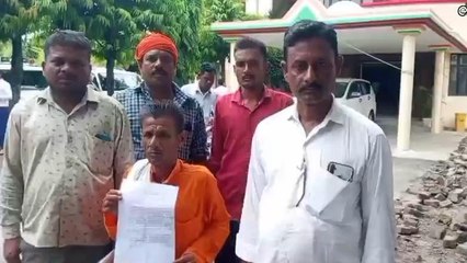 महराजगंज: रास्ते पर दबगों का कब्जा, ग्रामीणों ने डीएम को सौंपा ज्ञापन