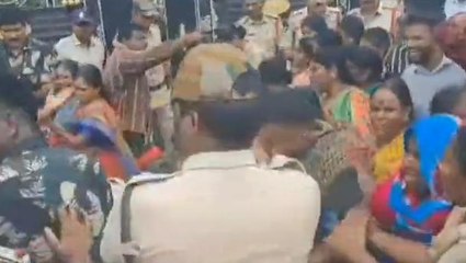 అనంతపురం జిల్లా: కార్మికులు వర్సెస్ ఖాకీ... కలెక్టరేట్ వద్ద తోపులాట