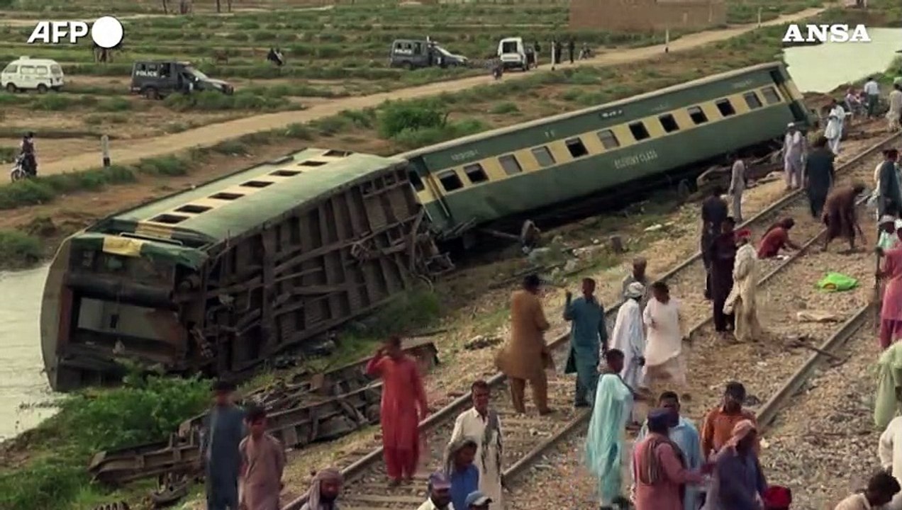 Treno deragliato in Pakistan, volontari al lavoro per ripulire il luogo dell'incidente