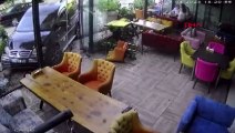 Kontrolden çıkan araç kafenin cam kapısına daldı