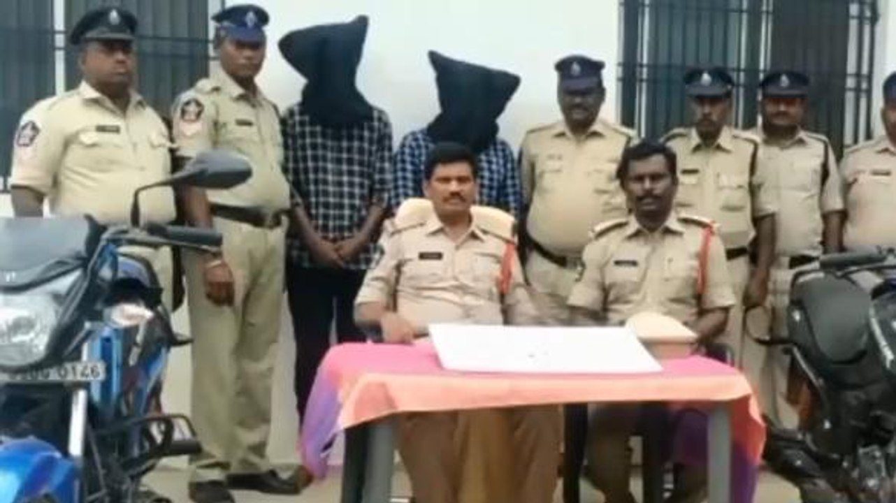 వైఎస్ఆర్ జిల్లా: ఇద్దరు చైన్ స్నాచర్ల అరెస్ట్.....
