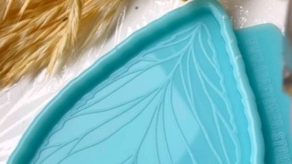 Resin Artist makes a mesmerizing jewelry tray leaf using glitter shade and resin