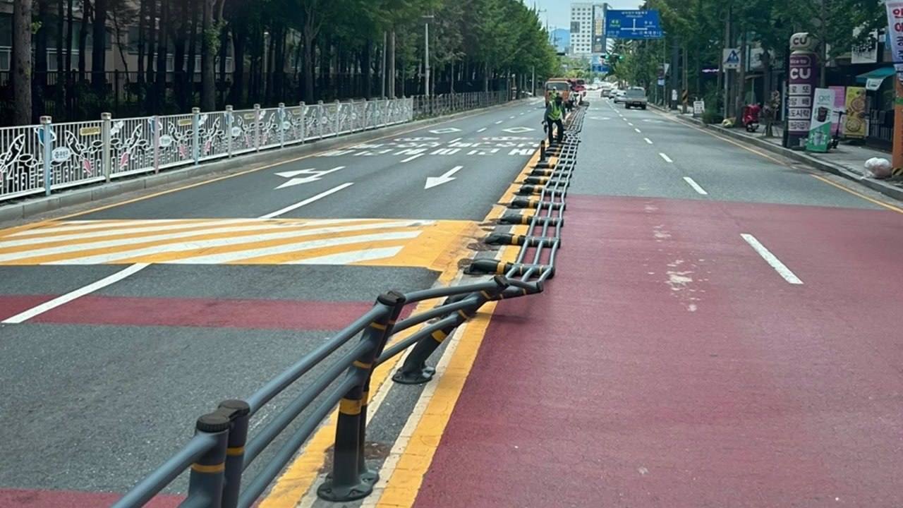 불볕더위에 대전서 도로 중앙분리대 쓰러짐 신고 잇따라 / YTN
