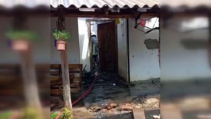 Küle dönen evde Kuran-ı Kerim'in zarar görmediğini fark eden itfaiye erinin mutluluğu gözlerine yansıdı
