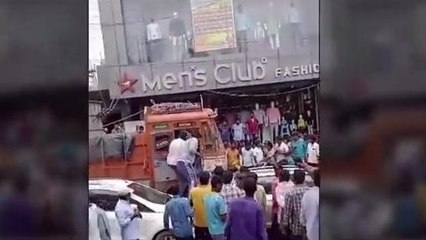 భూపాలపల్లి: మద్యం మత్తులో లారీ బీభత్సం.. డ్రైవర్‌ను చితకబాదిన స్థానికులు