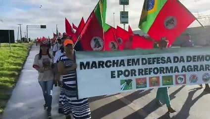 Trabalhadores do Movimento Sem-Terra marcham pela reforma agrária
