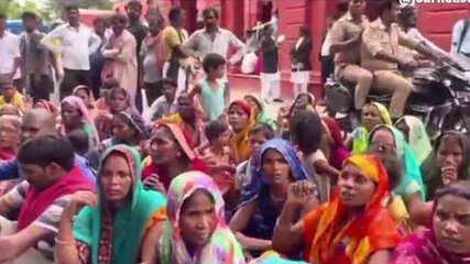 जौनपुर: डीएम कार्यालय का ग्रामीणों ने किया घेराव, पुलिस पर लगाया आरोप